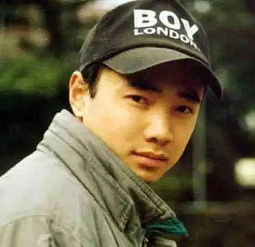 认真讲颜值的话,徐峥是真的不差!