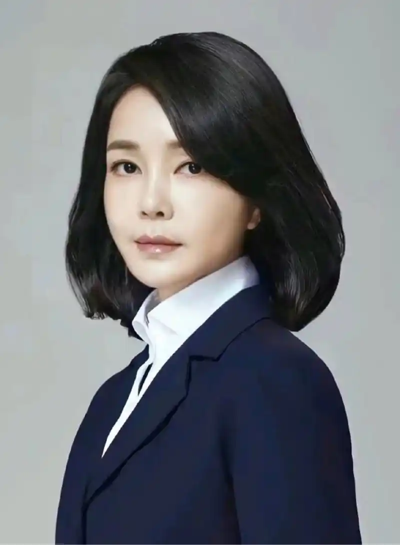 "韩国最美第一夫人"金建希已经50岁,但却眼神清澈