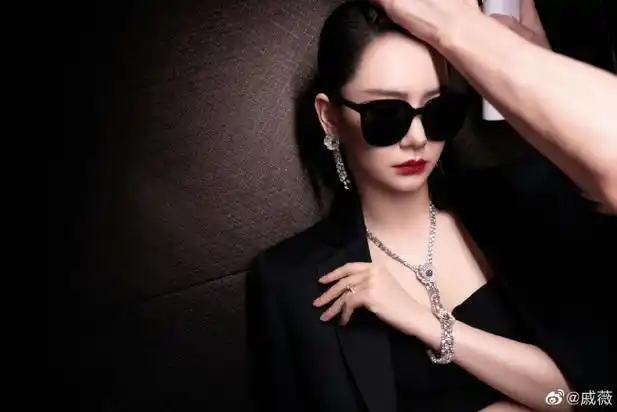 戚薇穿全黑装化身冷酷御姐戴墨镜红唇吸睛2