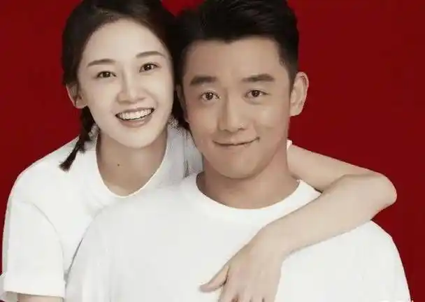 不理解,就在两人宣布结婚的第五个月,苗苗便生下了和郑恺的第一个孩子