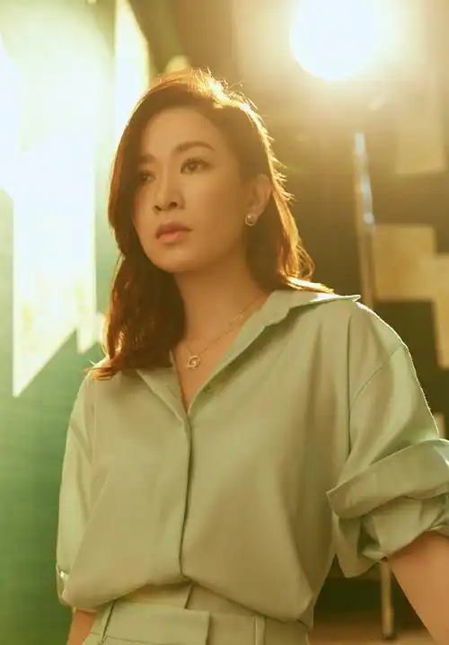 佘诗曼拍写真穿得好简单,绿色衬衫搭配阔腿裤,却意外知性又减龄