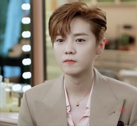 2021年了鹿晗说化妆不分性别还会被骂男的脸上只能涂迷彩