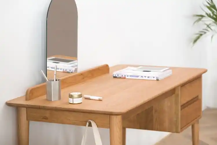 几何书桌/为小的卧室空间而设计