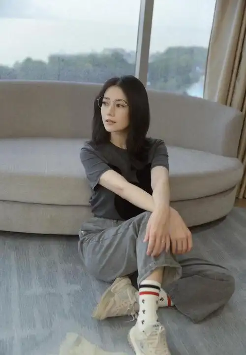 高圆圆越来越年轻,蓝色连帽卫衣配白半裙,露齿甜笑少女感超强