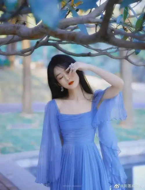 赵丽颖这身蓝色长裙意境满分颜值满分像个蝴蝶仙子展翅欲飞
