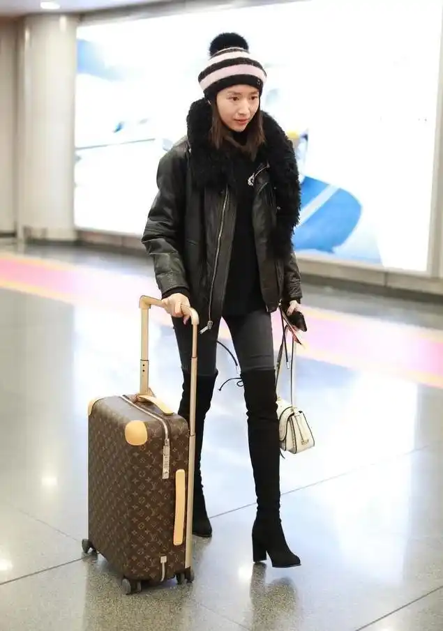 董洁皮衣穿出少女范,一双长靴直到大腿!身材太瘦粉丝猛喊心疼!