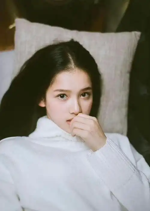 张婧仪17岁白毛衣写真#张婧仪17岁白毛衣写真照,青涩稚嫩的样子好可爱
