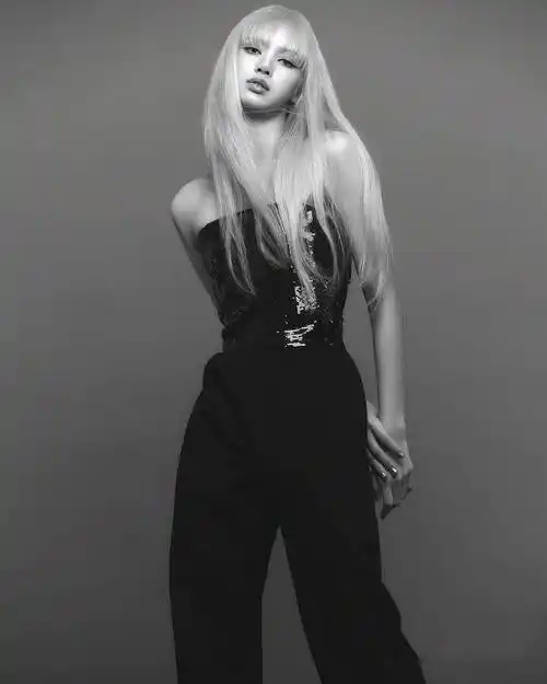 lisa又拍摄时尚写真大片,穿马丁靴直接躺床上,和狗狗同框好有爱_黑色