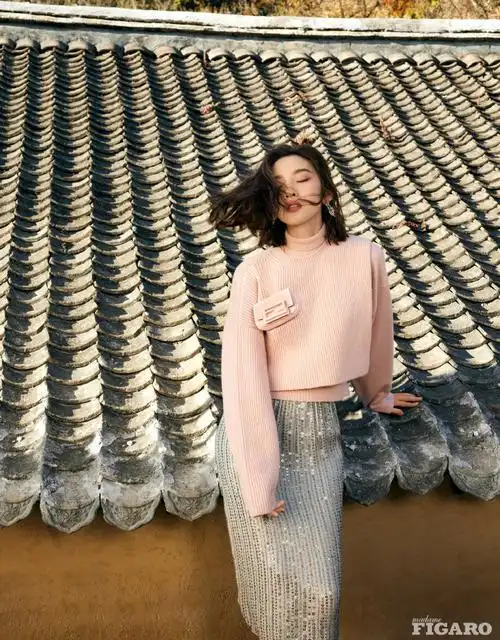 唐艺昕超话|费加罗十一月刊封面92身穿清新蓝绿色系毛衣,搭配微卷
