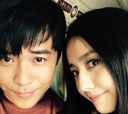 似乎并不像外界传的那样,佟丽娅还在评论底下回复了老公陈思诚,像在