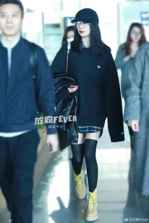 杨幂黑丝造型拉风却暴露了腿型的致命bug
