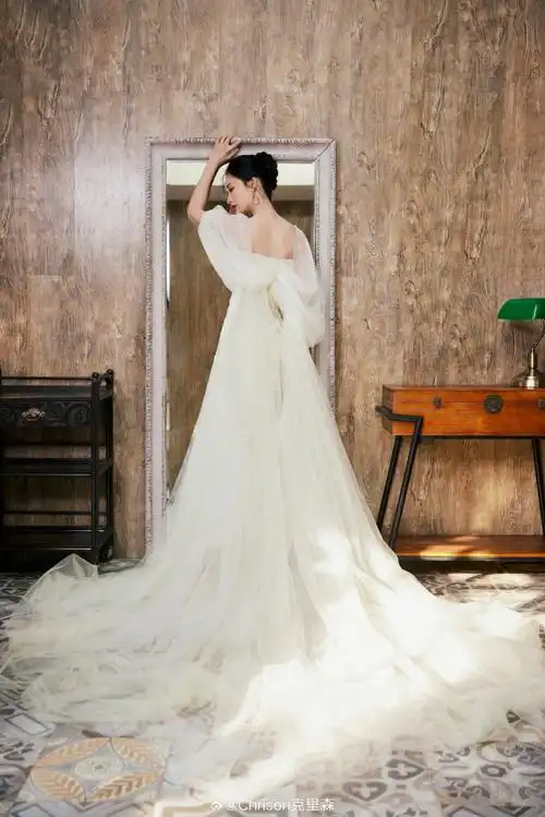 李沁亮相#微博视界大会#的造型,一身azzi osta高定淡黄色纱质礼服