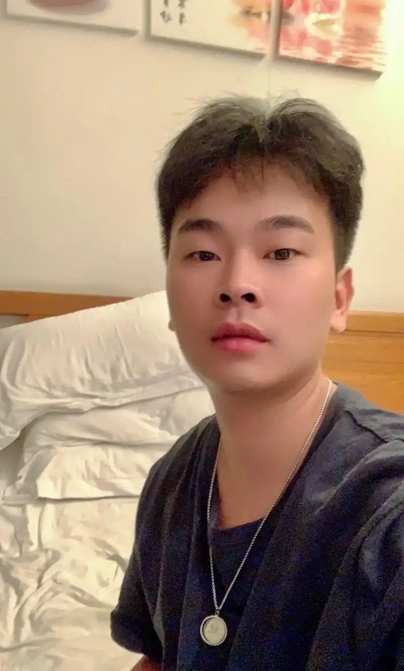 突然看到以前的照片,发现现在已经不在年轻#普通男孩 #二十岁 - 抖音