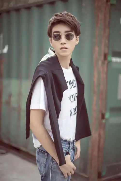 献上王俊凯最新街拍,笑意不减当初,傲气更胜往日.