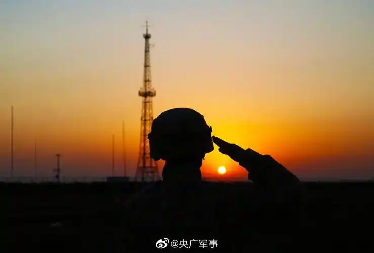 美图夕阳下陆军官兵的绝美剪影