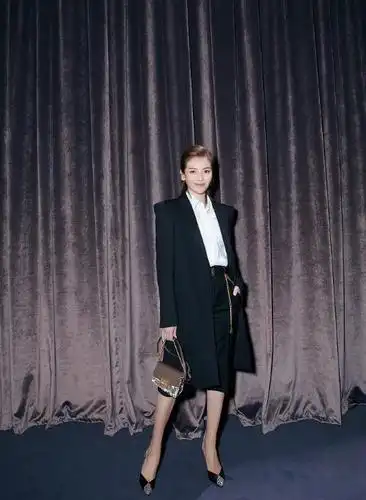 刘涛这身垫肩西装,更显得英气十足,俊朗可人,白色衬衫作为内搭,有独特