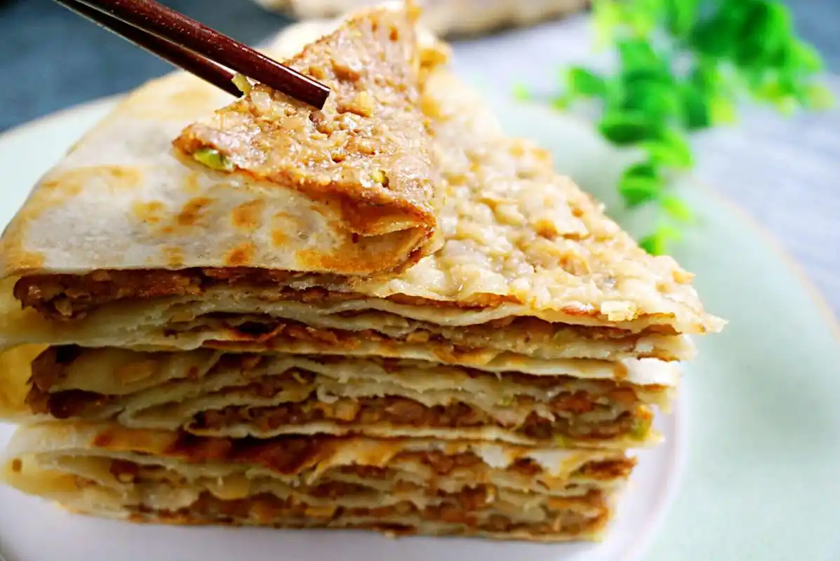 2 做肉饼,终归油比较多,所以清脆的笋片和味道浓郁的香菇,切碎丁后加