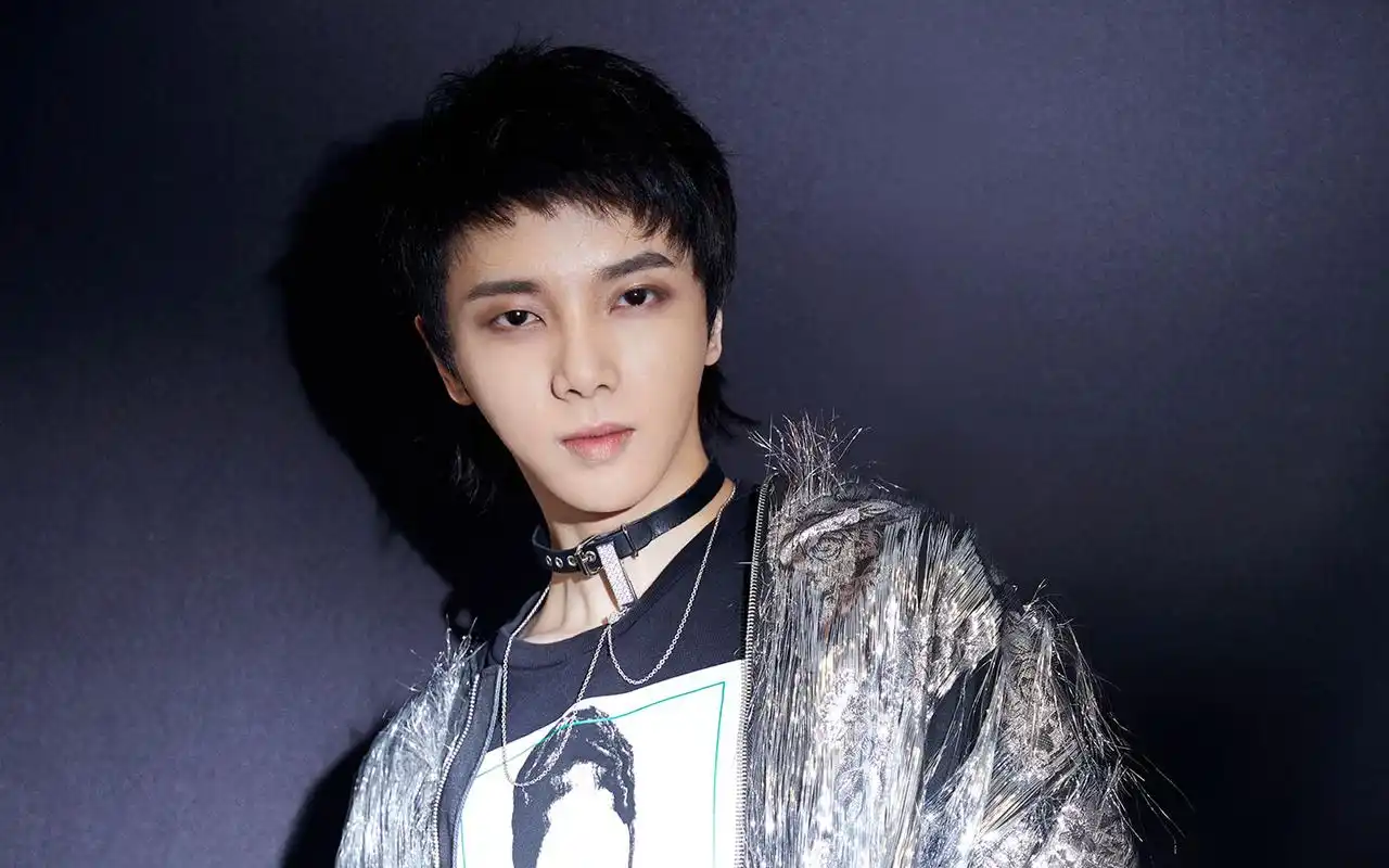 华晨宇帅气图片桌面壁纸