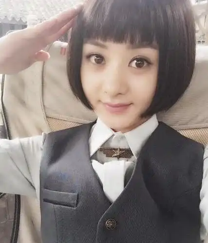 赵丽颖晒短发制服照 包子脸发型全示范!