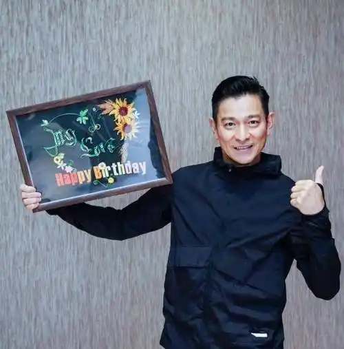 刘德华57岁生日,全球粉丝都在庆祝,他却只晒了一张自拍!