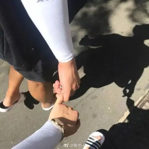 听说情侣三伏天都这样牵手?没眼看没眼看