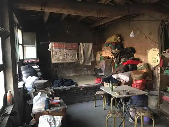 破旧不堪的屋子内部