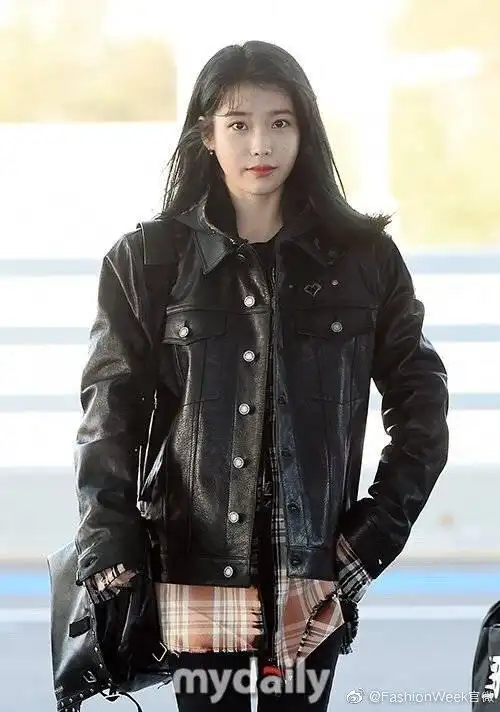 1129李知恩iu李知恩今日机场私服街拍身穿黑色皮衣夹克叠穿格子衬衫