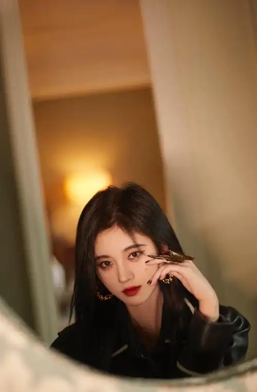 简介:鞠婧祎黑色皮衣酷美写真图片,分享一组鞠婧祎图片给大家,图中的