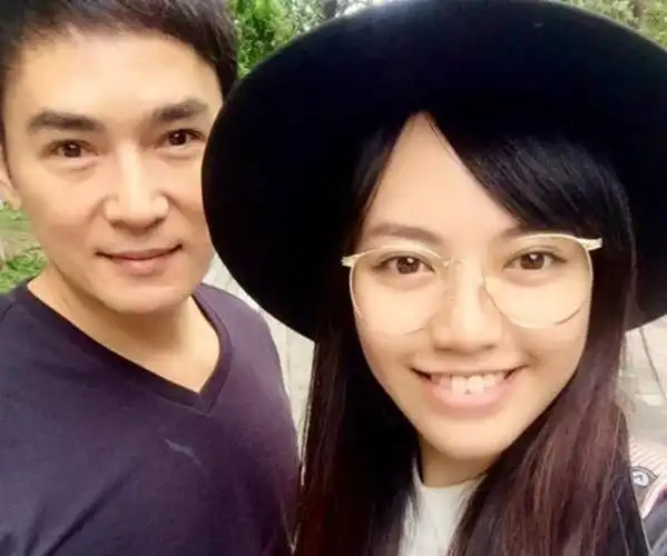 焦恩俊女儿多大,焦恩俊女儿21岁了(52岁焦恩俊和23岁女儿站一起)