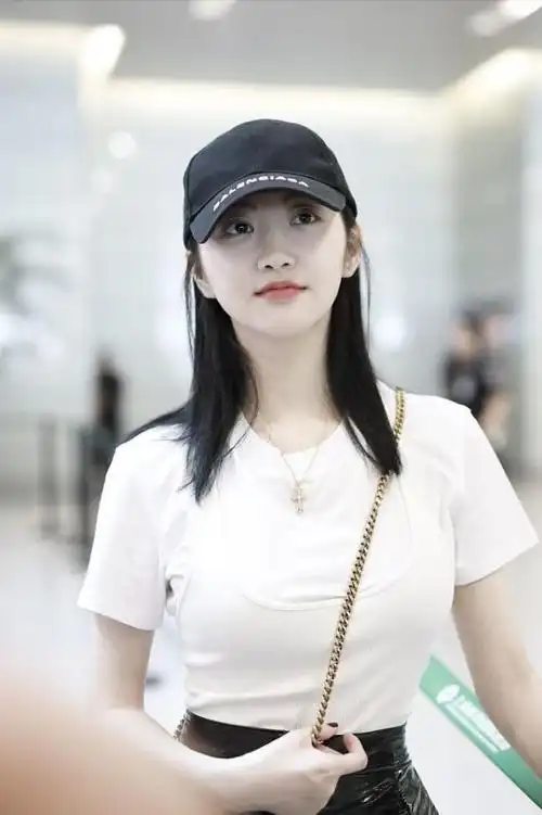 景甜长相好乖巧肉肉脸看起来就很嫩搭配白t好清纯