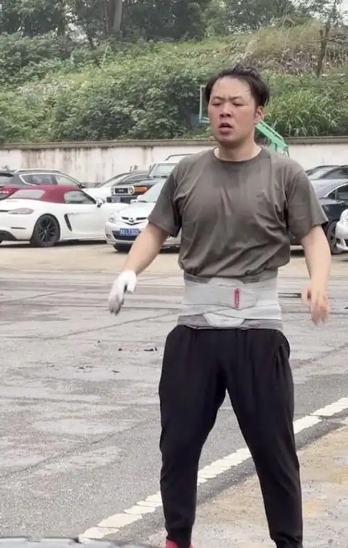 杜海涛街头遭偶遇,健身后暴瘦到网友认不出,素颜下面容苍老很多