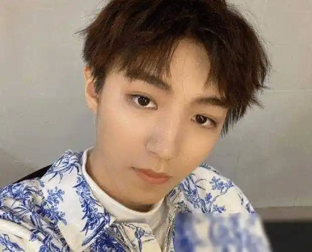 有种"撩人"叫王俊凯忘系衣服扣,抬起胳膊的瞬间,哇哦!_偶像_事件_实力