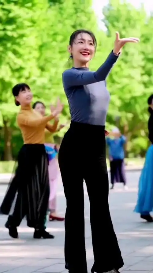 最美广场舞#北京玲珑舞蹈队!小红老师的舞姿柔美漂亮!