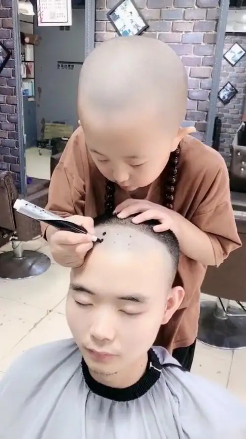 帮小哥哥剪个兄弟发型,你们觉得小哥哥剃光头好看不?