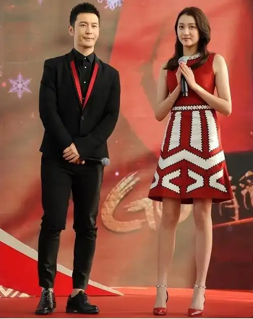 鞠婧祎关晓彤黑色礼服 鞠婧祎踩高跷片约不断(9)