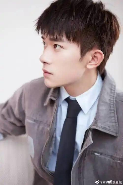 长相干净的初恋脸#初恋男孩易烊千玺,清冷干净的气质太绝了,让人很难