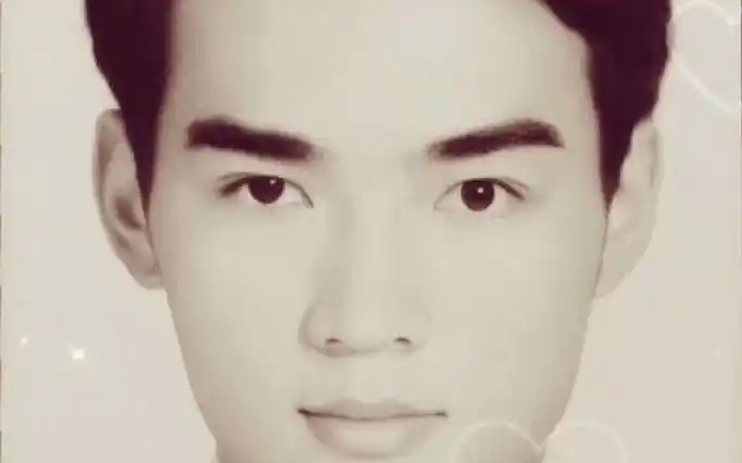 焦恩俊 扒拉到焦叔年轻时的证件照,还有几张花絮照,谁年轻时还不是个