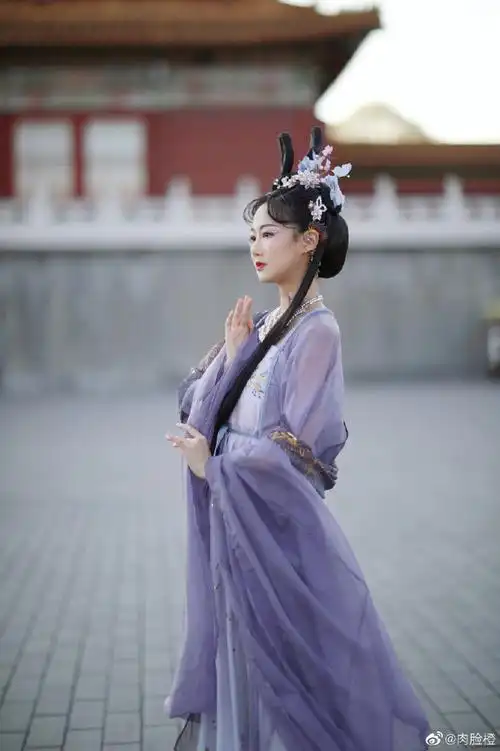 今天尝试了新风格又是紫衣姑娘是有点妖的小蝴蝶精衣服来自