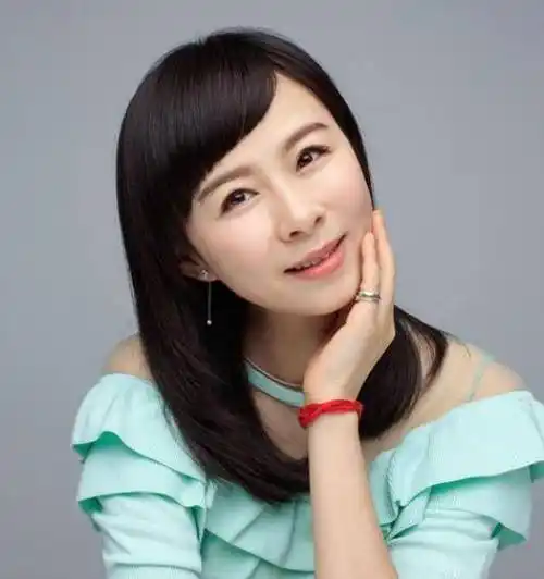 所以我一直很喜欢周瑾,非常有内涵,也非常有灵气的一位主持人!