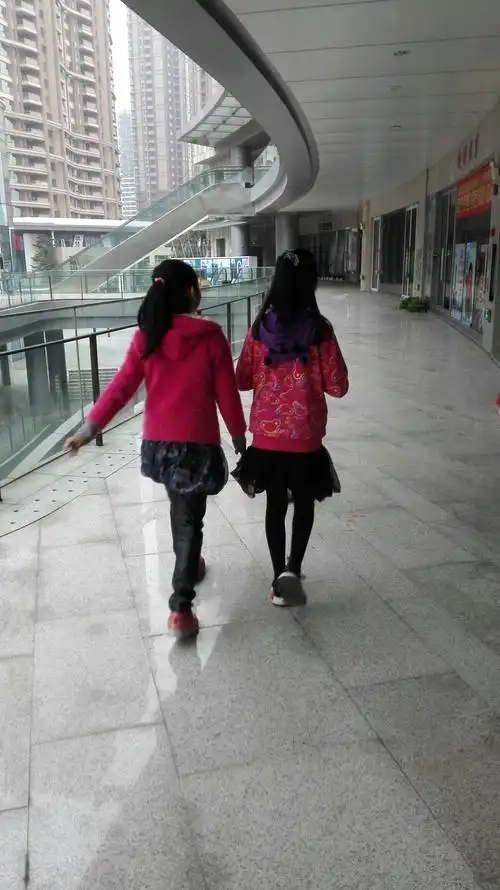 stella和wendy两个小女孩的背影,友谊纯洁得像玉兰花.