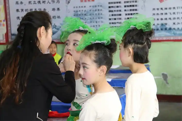 解一小学三四班六一演出幕后花絮