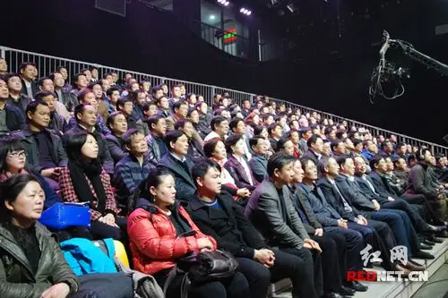 台下观众认真观看问政vcr.