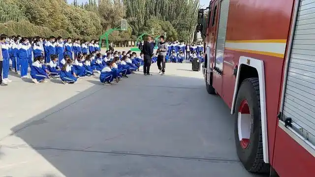 近日,叶城县消防救援大队走进叶城县第四中学开展消防演练.