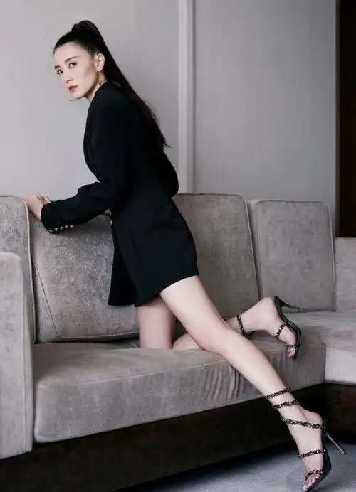 原创39岁宋佳状态太好了,穿黑色西装搭配高跟鞋,是优雅女性的味道