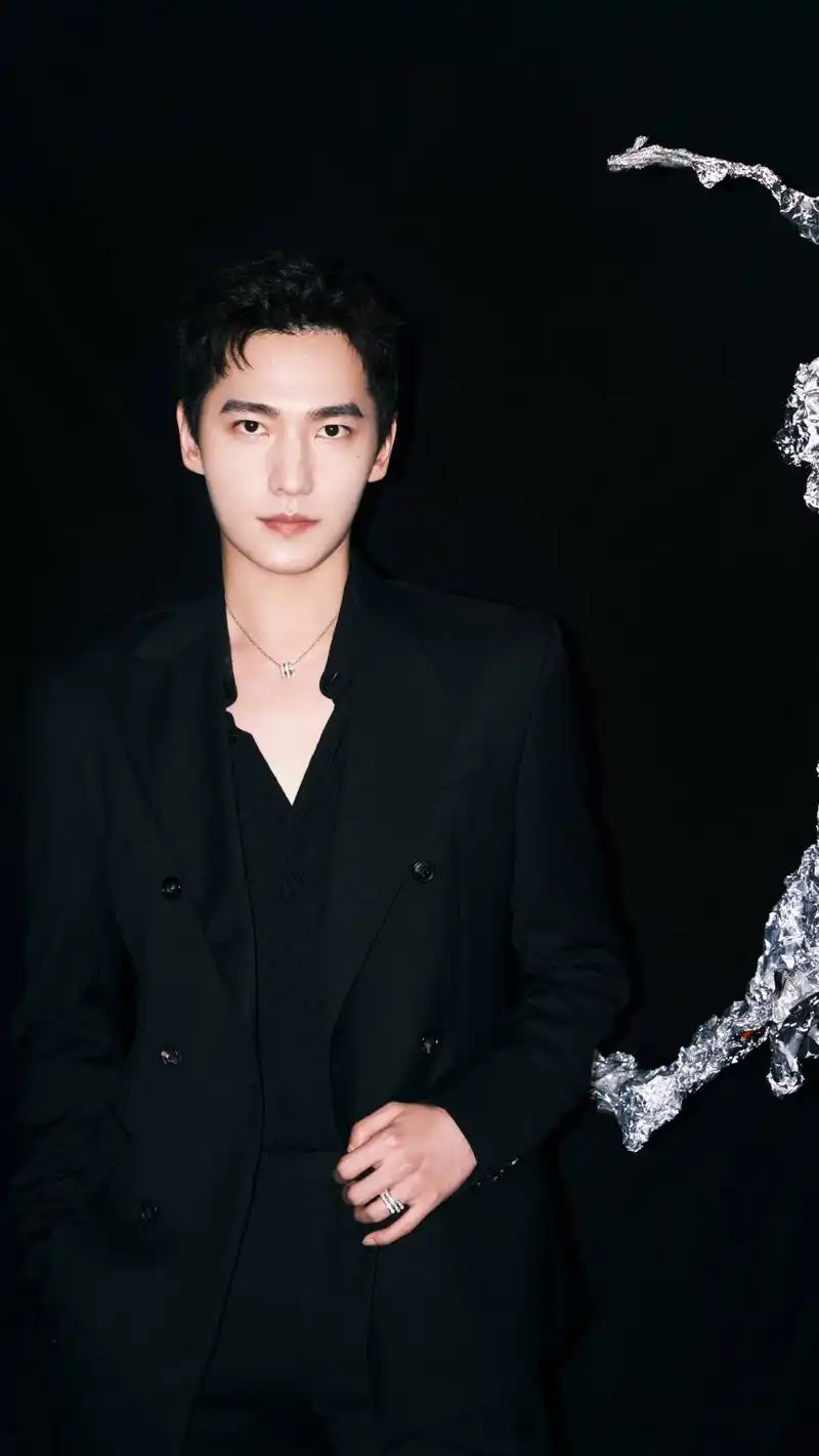 影视演员杨洋,身姿挺拔,英俊帅气,来看帅照