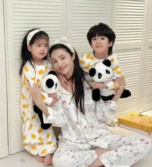 在晒出两个孩子近照的照片中,姜潮和麦迪娜展现出了幸福美满的家庭