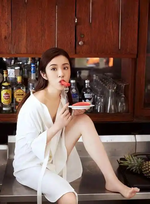 年过四旬的王晓晨,成为当今娱乐圈的新宠,丰满好身材的魅力与演艺成就