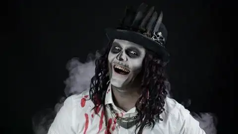 穿着骷髅万圣节服装穿着血腥衬衫的可怕微笑男子