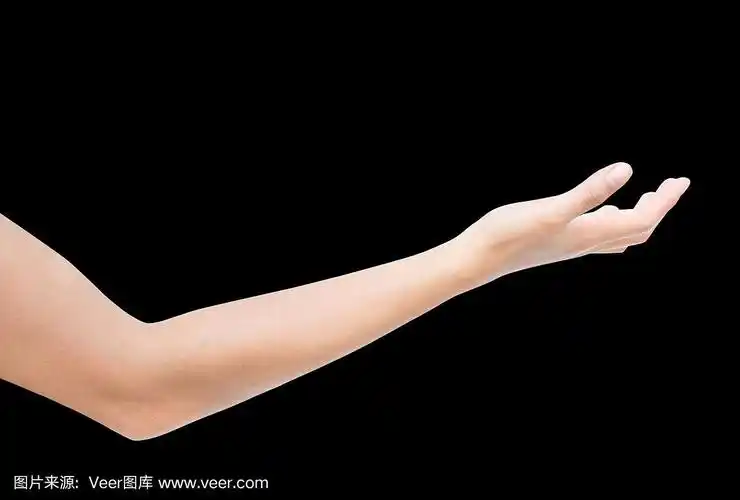 一个女人伸出右手向别人借东西.空满手向上.孤立在黑色背景上