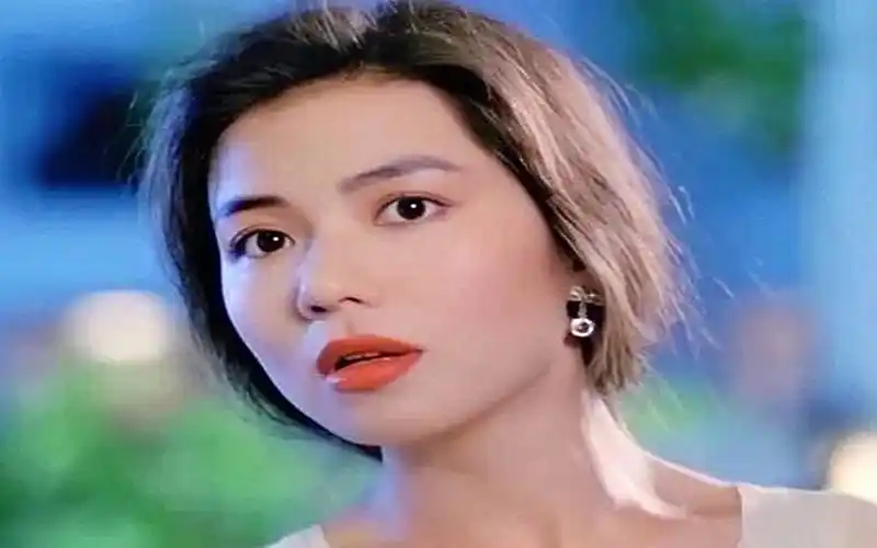 80年代娱乐圈流行一句,再红红不过钟楚红,港星里真正的风情万种_哔哩